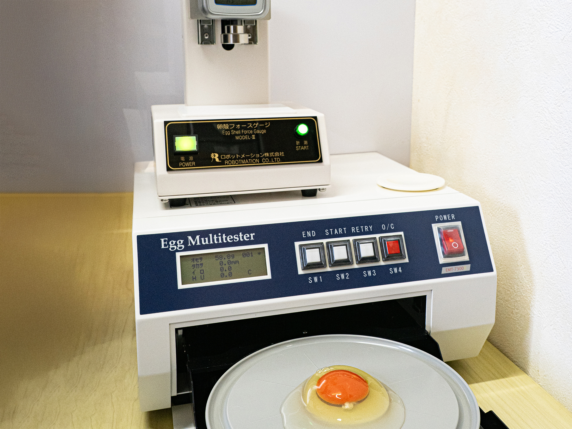 Eggマルチテスタ、卵殻フォースゲージの写真